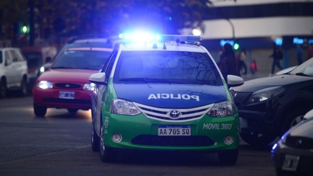 armados, encapuchados y con guantes, cuatro ladrones desvalijaron a un hombre en la plata