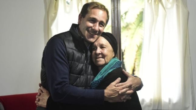 en la recorrida por los barrios, garro busca seducir a sectores de origen peronista