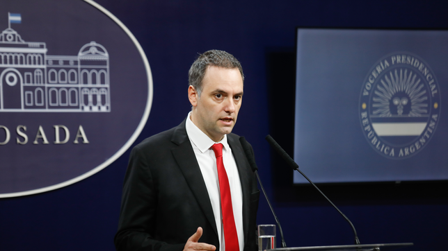 el gobierno explico los motivos del pago desdoblado a los jubilados en abril