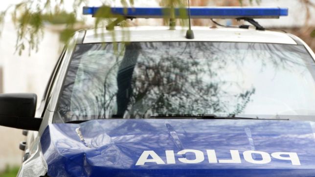 intento escapar de un robo, cayo a una zanja y lo apunalaron en las piernas