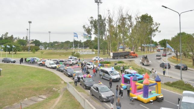 con payasos e inflables, los duenos de casas de fiesta cortan la subida de la autopista