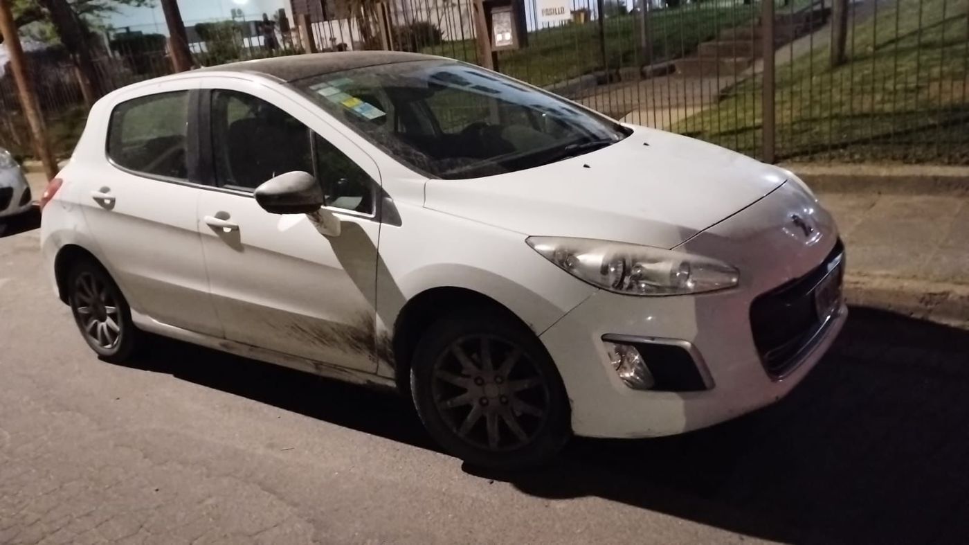 La banda delinquía arriba de este Peugeot 308 de color blanco en Los Hornos.