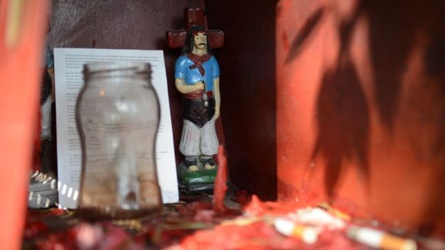 entre cruces, velas y ofrendas, asi se vivio el dia del gauchito gil en la plata