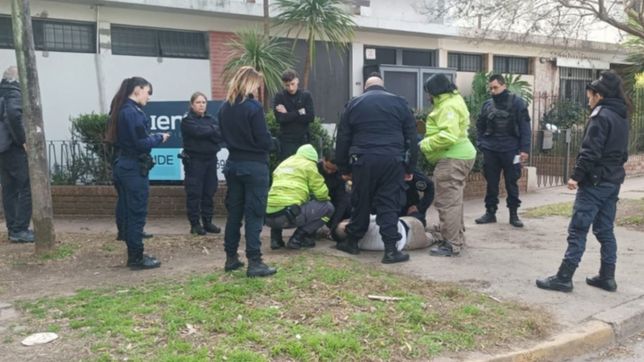 robo una cartera, lo atraparon y sufrio un ataque de epilepsia en la plata