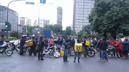 Recibió un disparo y sus compañeros de Glovo cortaron calle 12 para pedir más seguridad