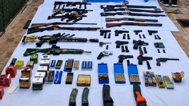 un adolescente de la plata se filmo armado en las redes sociales y hallaron un arsenal en su casa
