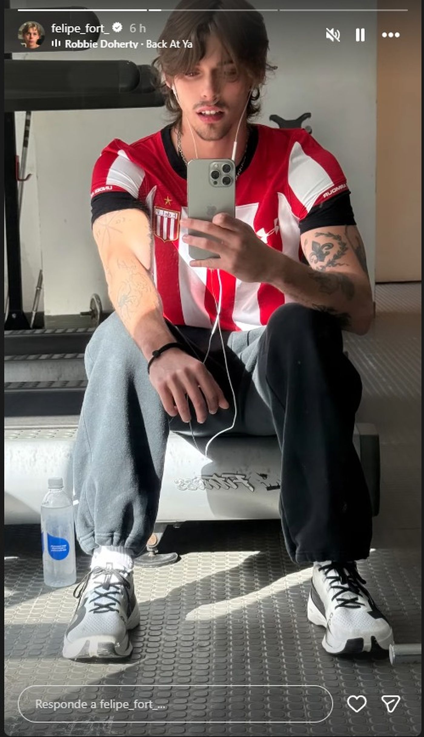 Felipe Fort con la camiseta de Estudiantes.