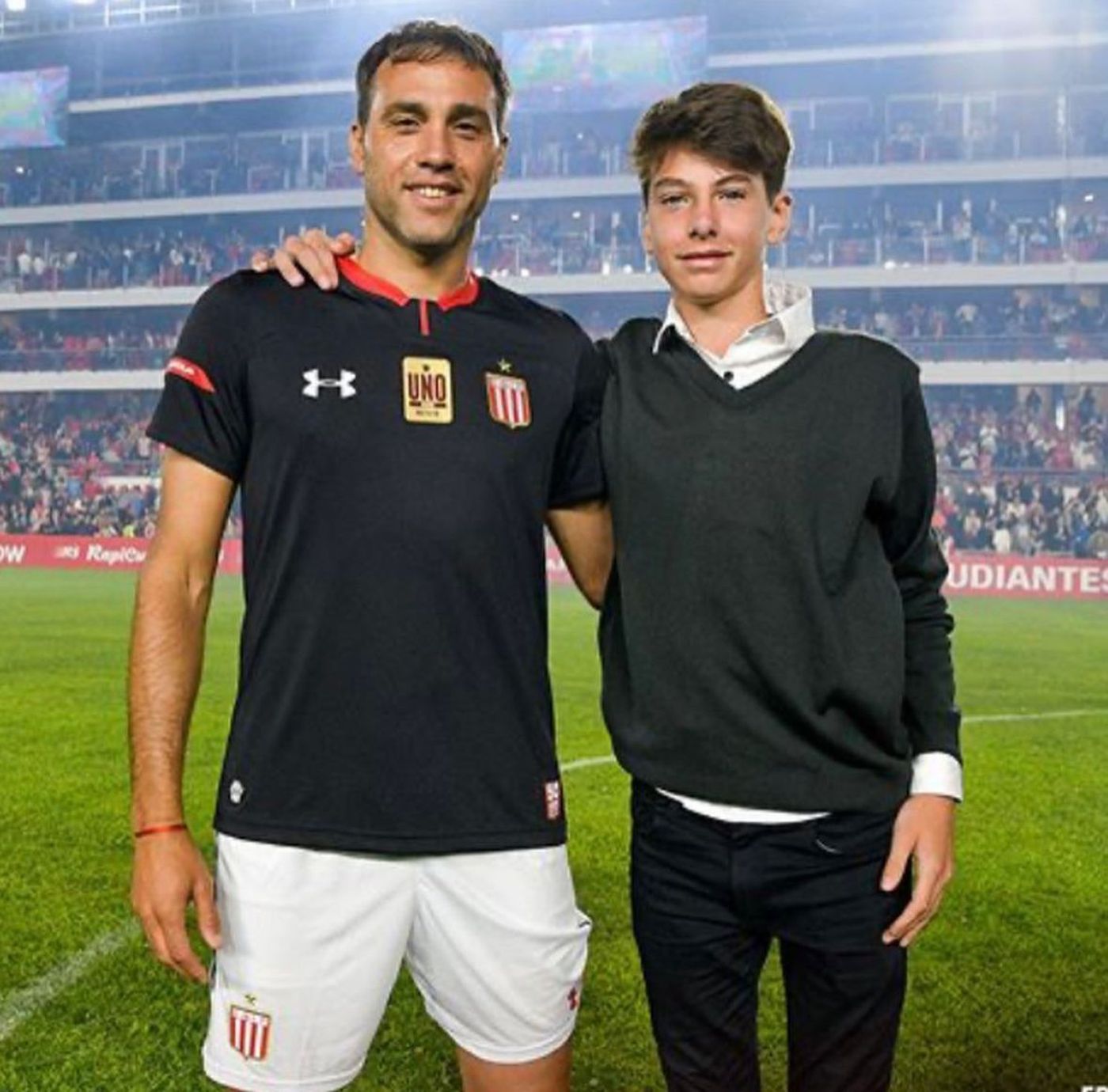 Leandro y Máximo Desabato en la cancha de Estudiantes Leandro y Máximo Desabato en la cancha de Estudiantes