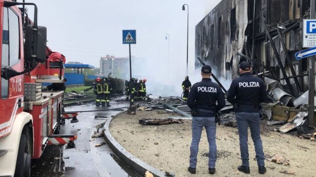 tragedia en italia: ocho personas murieron tras la caida de un avion