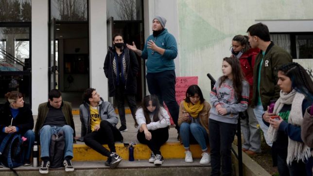 alumnos de la unlp debatieron y trataron el tema de la inseguridad en la zona del bosque
