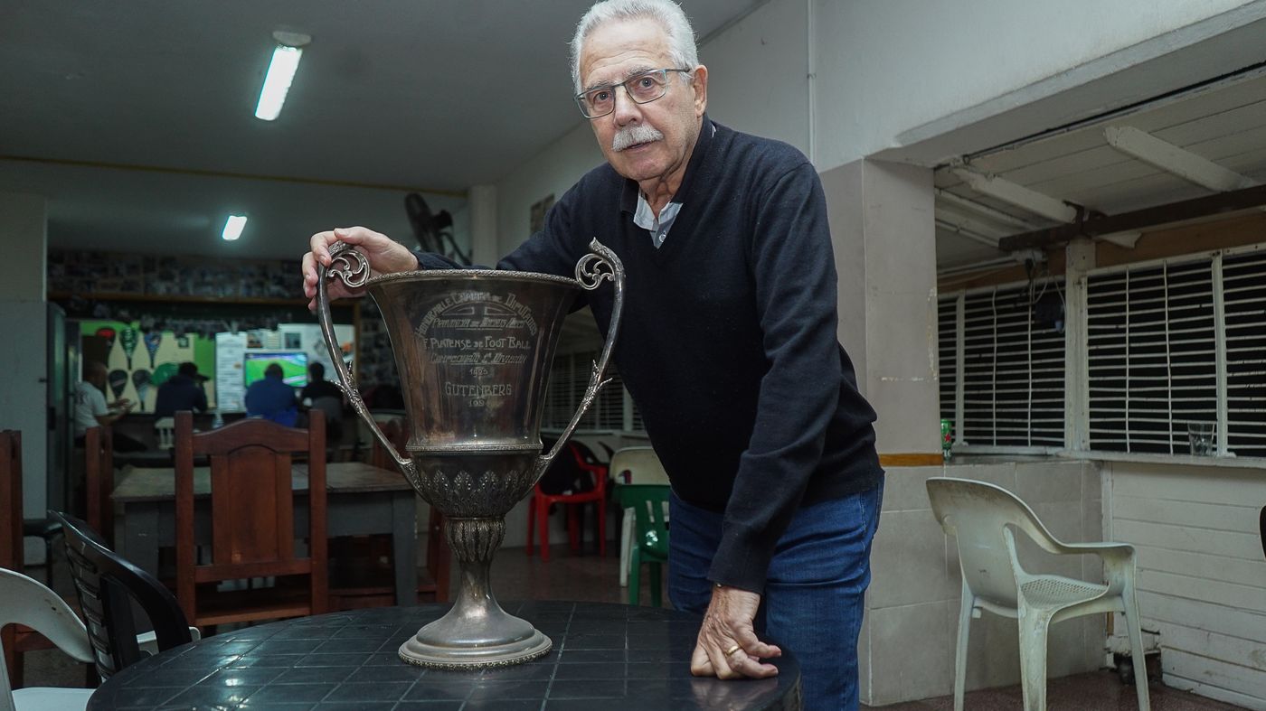 El vicepresidente, Fernando Tau, con la copa de campeones de la Federación Platense (hoy Liga) de 1925