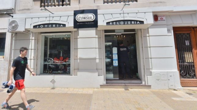 cayo uno de los ladrones que saqueo una joyeria del centro de la plata a punta de pistola