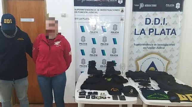 cayo por hacerse pasar por policia y la investigan por vender objetos robados
