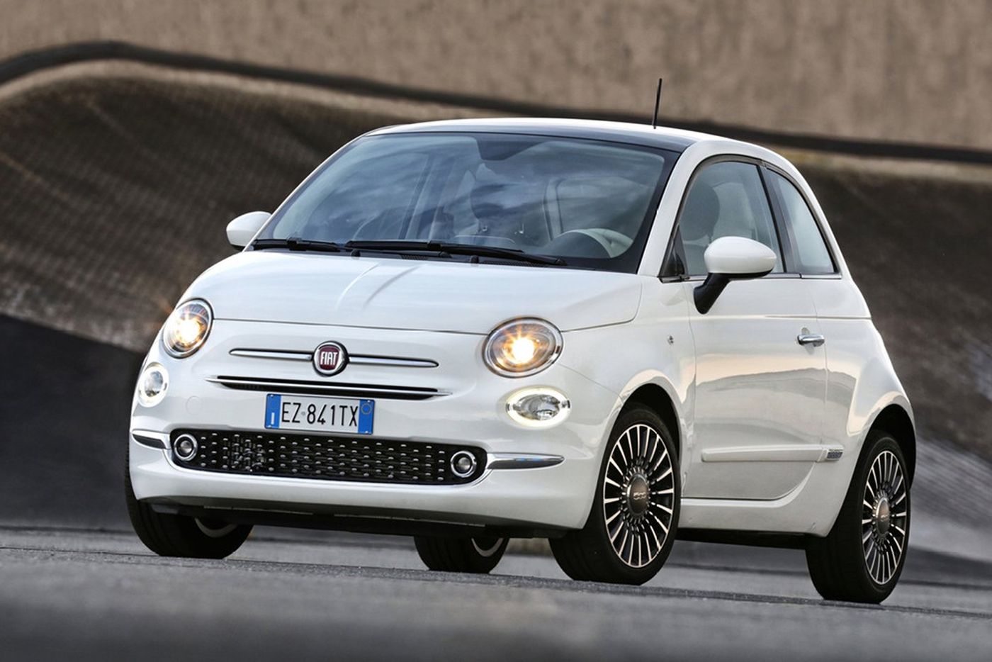 Los asaltantes escaparon con un Fiat Cinquecento de la concesionaria de La Plata.