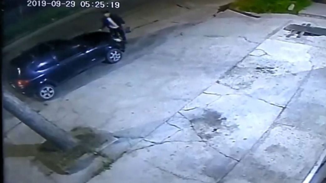 VIDEO: Robó la batería de un auto estacionado en plena calle y escapó