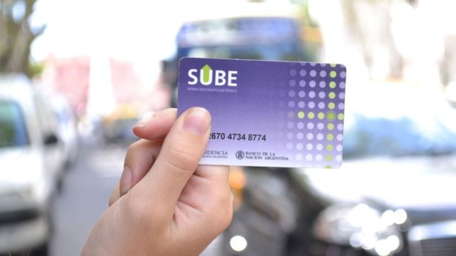 esperaba el micro en city bell, la amenazaron con un cuchillo y le robaron hasta la sube