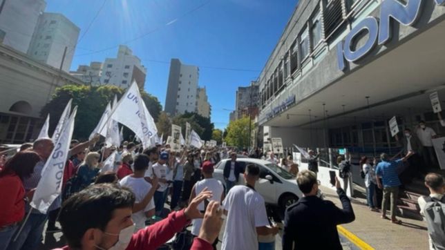 los medicos platenses marcharon al ioma por la recomposicion de honorarios