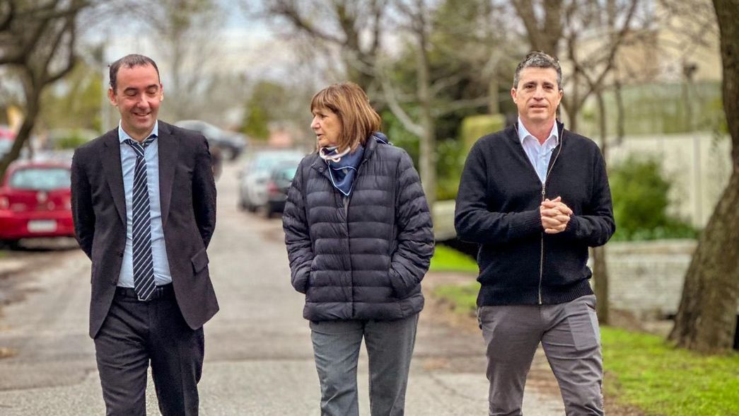 Bullrich visitó La Plata para acompañar a los candidatos libertarios y visitó un pozo