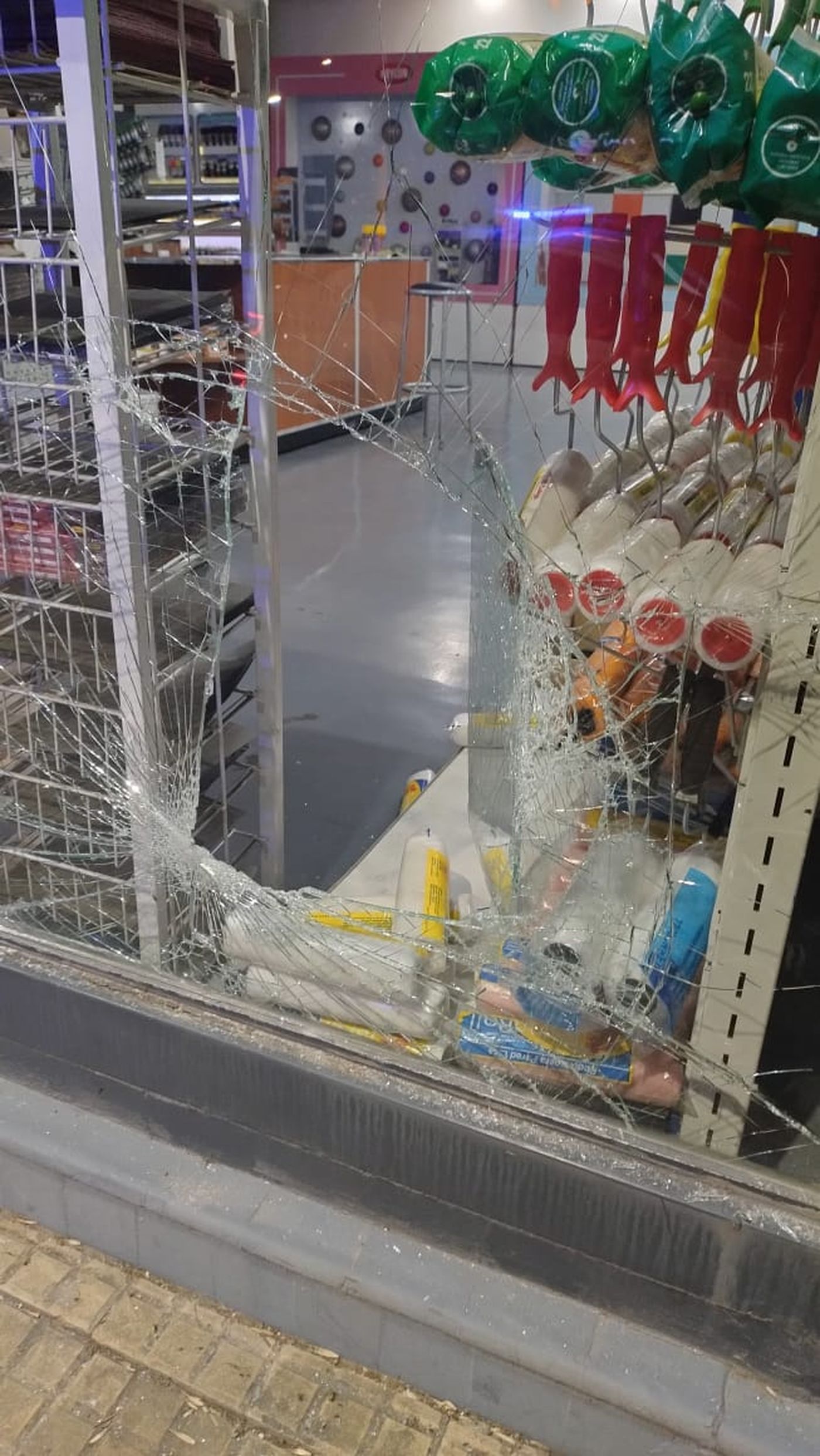 Los daños en la pinturería García, ubicada en Barrio Norte, La Plata