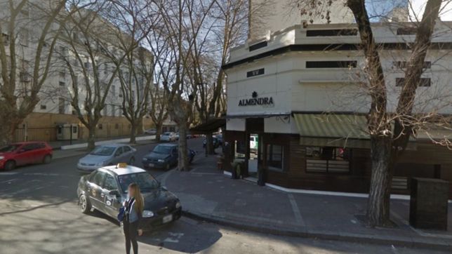 brutal pelea entre jovenes en un bar del centro platense