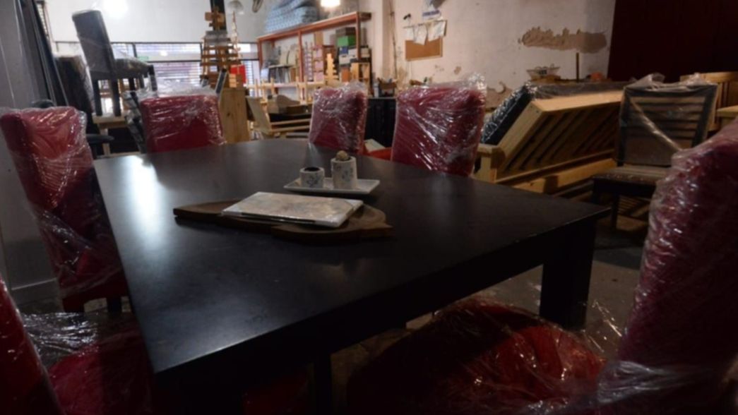 Cierra una histórica mueblería de La Plata y liquida todo su stock al costo