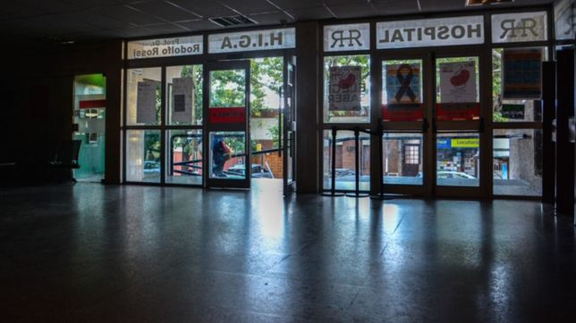 se rompio un cano de agua en el hospital rossi y la guardia dejo de atender