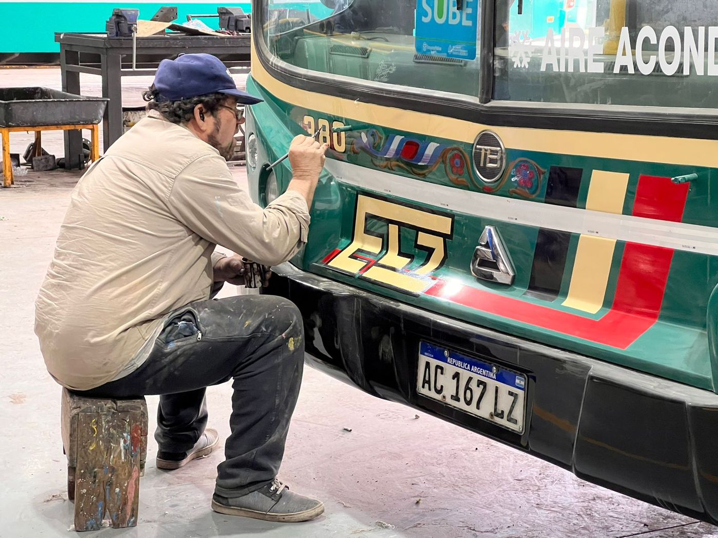 Un fileteador plasmó su arte en la unidad retro.