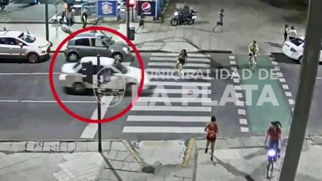 video: una ciclista cruzo en rojo, la atropello un auto y la tuvo que asistir el same