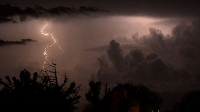 mito o realidad: la verdad detras de la tormenta de santa rosa que llega a la plata