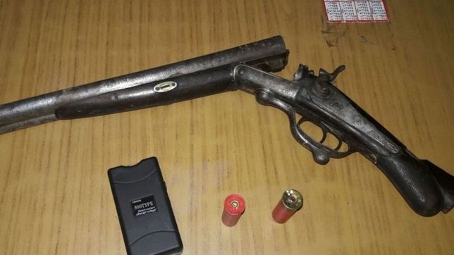tenian un pistolon, una picana electrica y golpearon a una mujer policia: terminaron presos