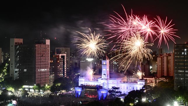 mas de 100.000 personas colmaron plaza moreno para festejar el aniversario de la plata