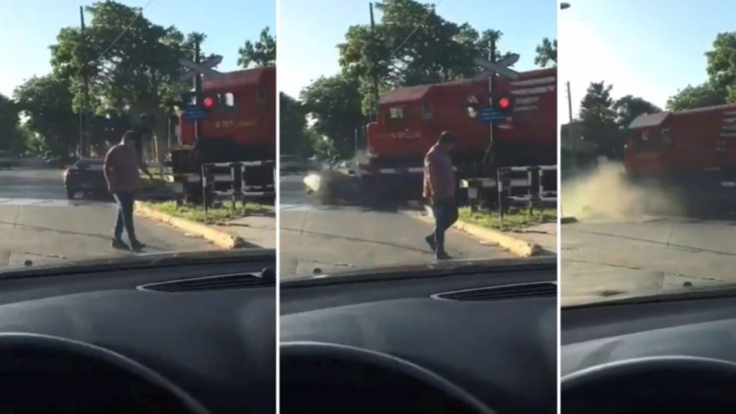 Impactante: se le quedó el auto en las vías, llegó a bajar y el tren lo pasó por arriba