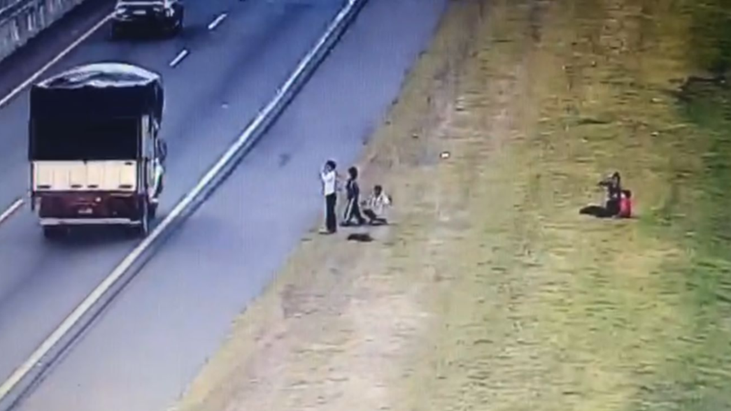 Atraparon a cuatro nenes que atacaban a piedrazos a los micros en la Autopista