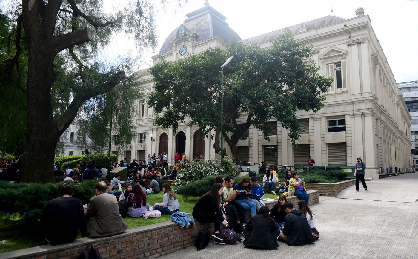 rectorado unlp escuchan sesion del veto _0019.jpg