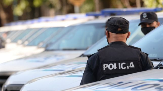 paliza a policia en la plata: los habia detenido, se los encontro y lo molieron a golpes