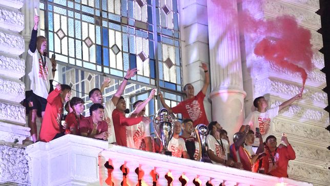 caravana y locura pincha en una madrugada a puro festejo en plaza moreno tras un nuevo titulo