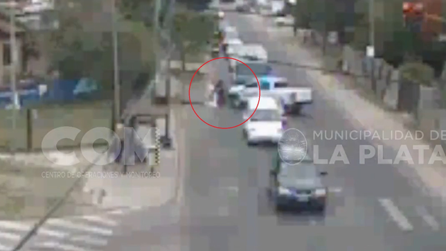 un motociclista escapo de un control, la policia lo siguio y termino chocandolo para detenerlo