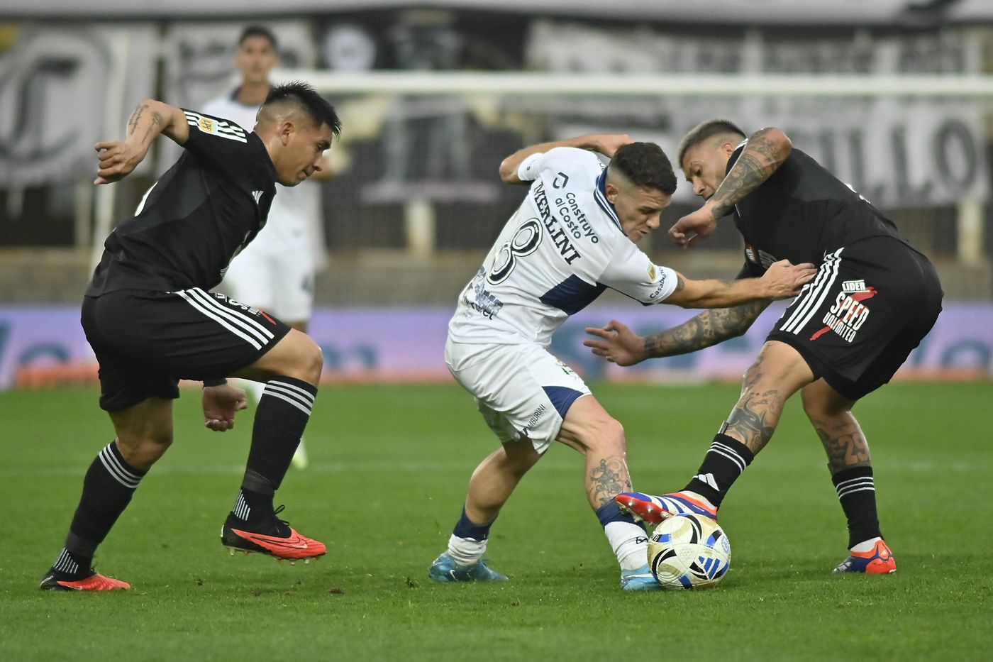 Bautista Merlini ante Deportivo Riestra. Bautista Merlini ante Deportivo Riestra.