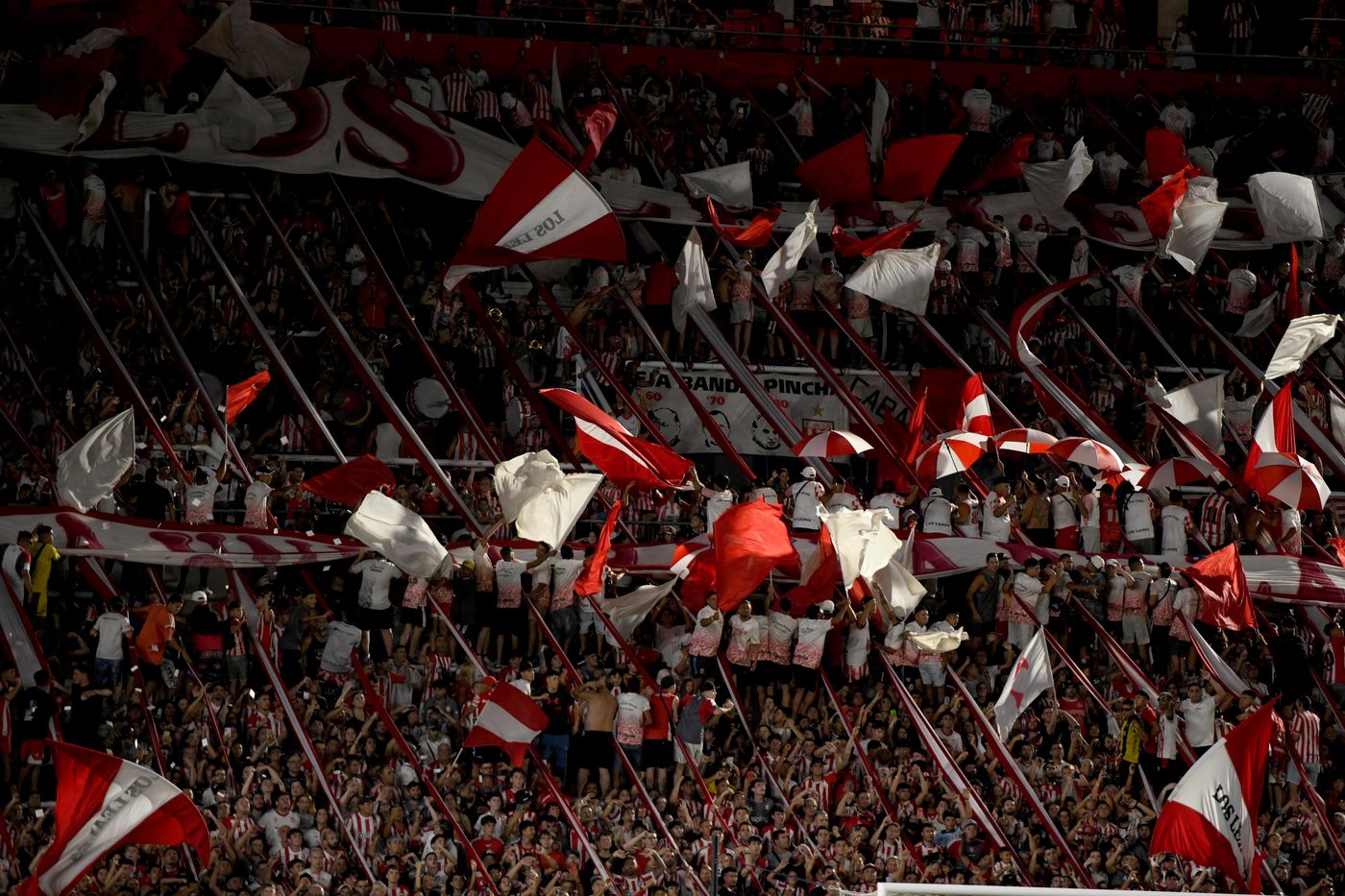 Estudiantes Belgrano hinchada.jpg