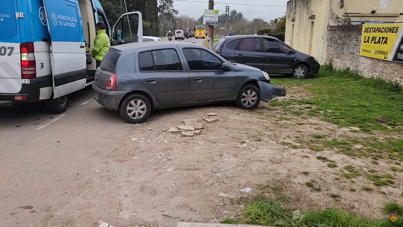 El Renault Clio involucrado en el accidente de tránsito de este lunes en Arana El Renault Clio involucrado en el accidente de tránsito de este lunes en Arana