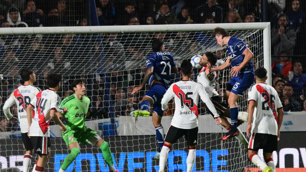 Gimnasia dio el golpe en el Bosque, venció a River con un gol de Steimbach y logró su primera victoria