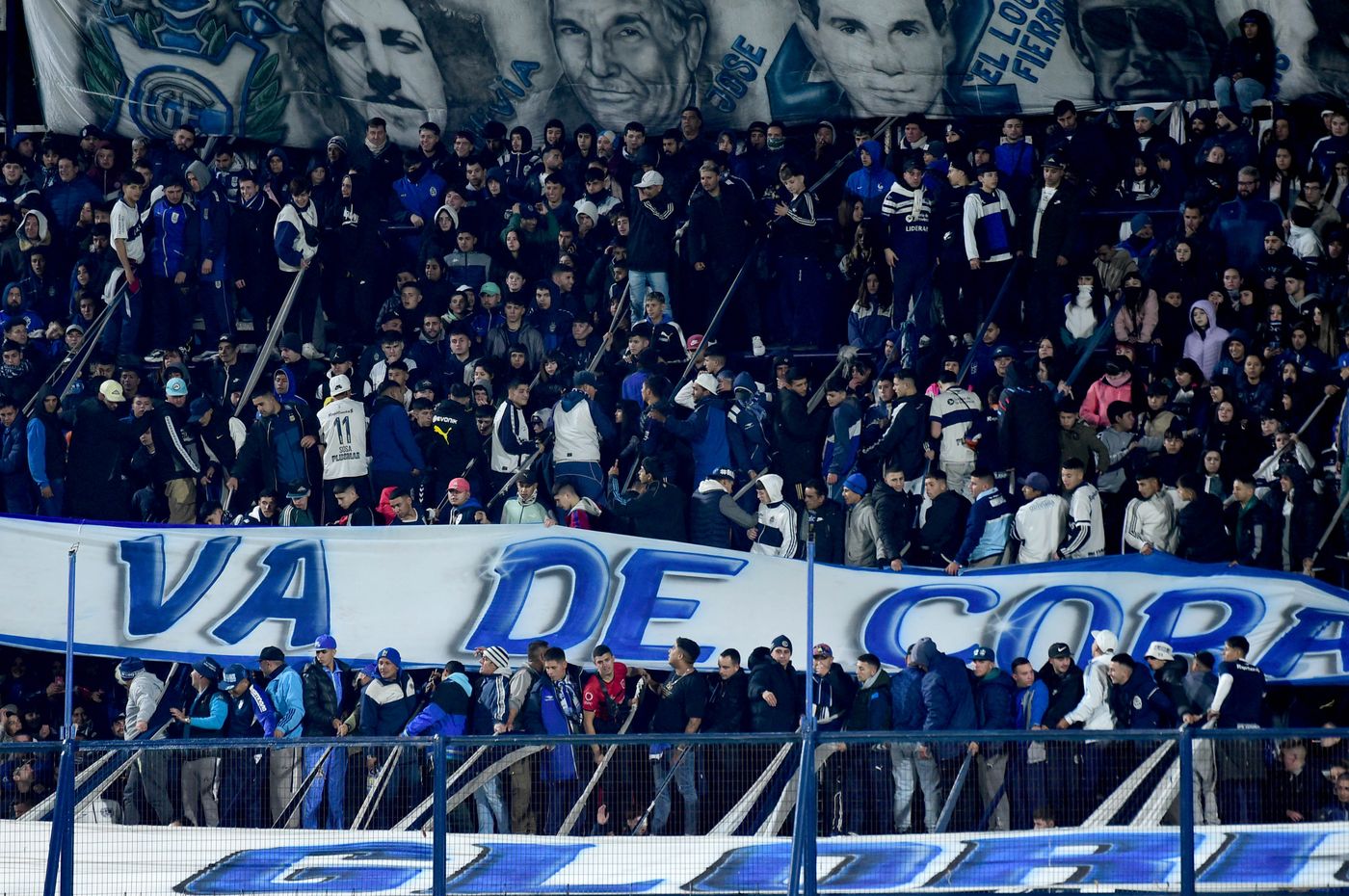 Gimnasia Velez Hinchada Bosque 6.JPG