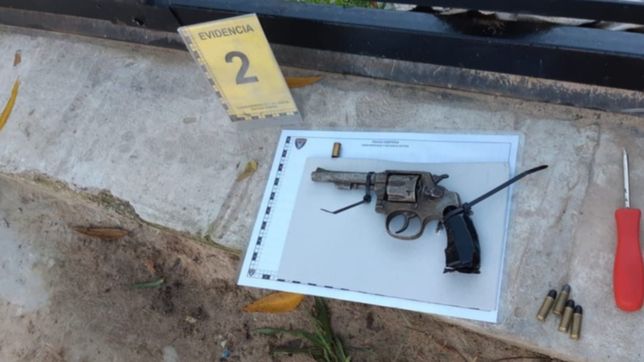 quiso robarle la moto a un gendarme, recibio un tiro en la cabeza y esta en estado critico