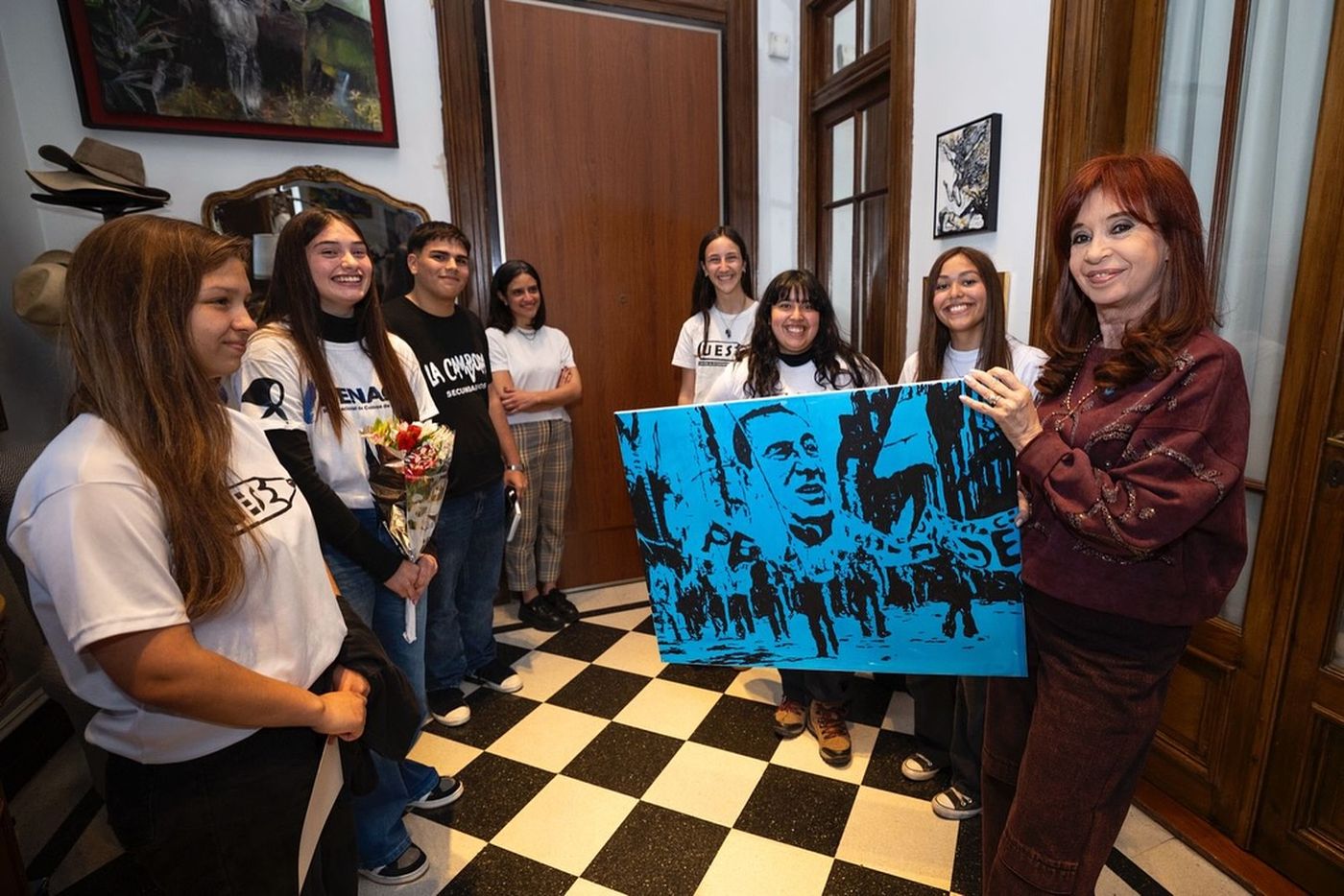 Cristina Kirchner con estudiantes de la UES La Plata