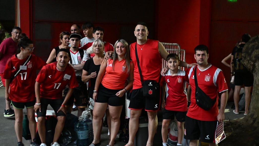 Más de cien micros con hinchas de Estudiantes viajaron hacia Santiago del Estero en busca de la gloria