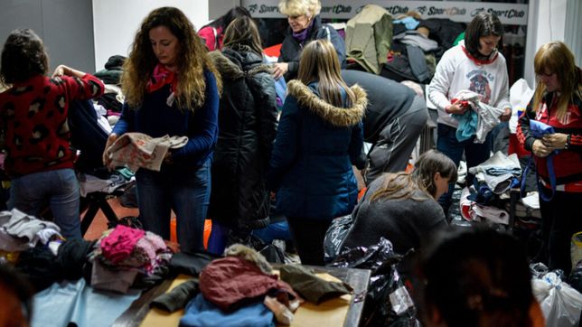 estudiantes sale a la calle y recibe donaciones tras el temporal en la plata