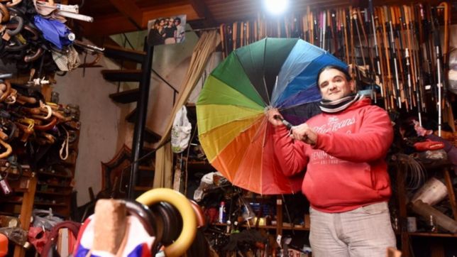 la historia de roberto gomez, el ultimo paragüero de la plata