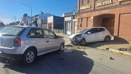se durmio manejando, choco tres autos estacionados y no causo una tragedia de milagro se durmio manejando, choco tres autos estacionados y no causo una tragedia de milagro