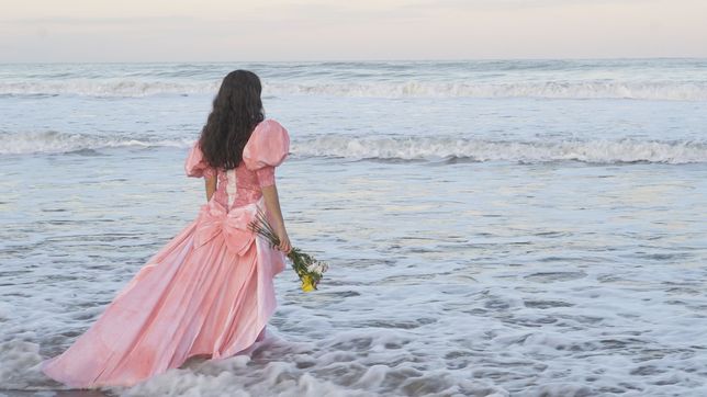 todo listo para el estreno en la plata de la obra bailo toda la noche, tomo agua fria y se murio