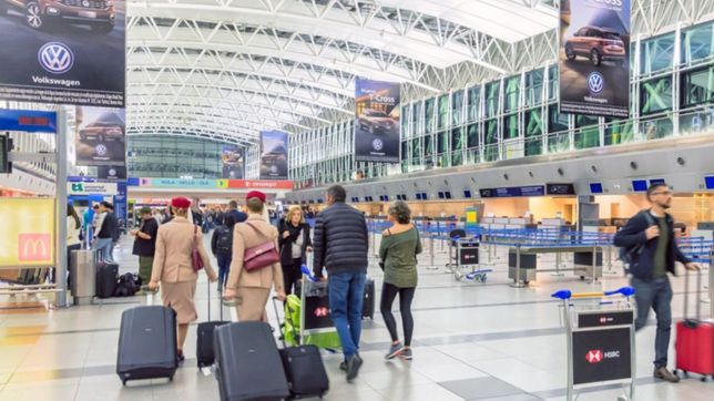 por la crisis, mas de 3.000 platenses se fueron de la argentina en lo que va de 2023